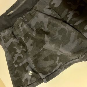 Lululemon black camo tennis skirt size 6 regular